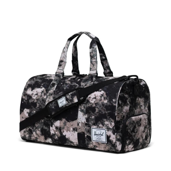 Herschel Novel Nature Camo תיק חדר כושר הרשל הסוואה